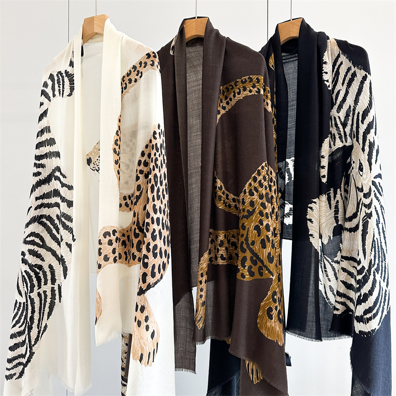 Winter Clothing Hong Kong - Lion Print Kwastjes Kasjmier Luxe Designer