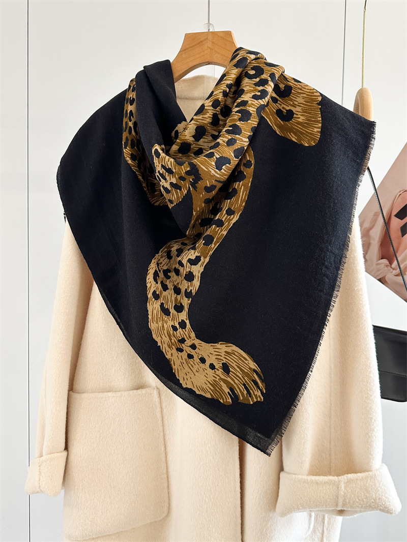 Lion Print Kwastjes Kasjmier L - Winter Clothing Hong Kong recensie en prijs