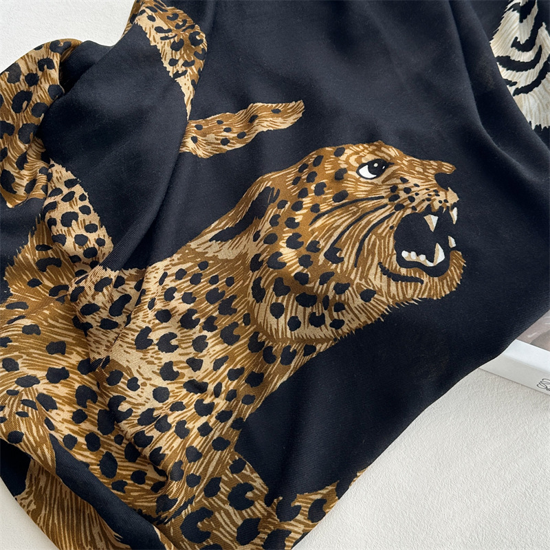 Lion Print Kwastjes Kasjmier L - Winter Clothing Hong Kong recensie en prijs